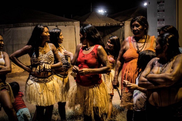Mulheres Munduruku no canteiro de obras da usina São Manoel (Foto: Caio Mota/FTP)