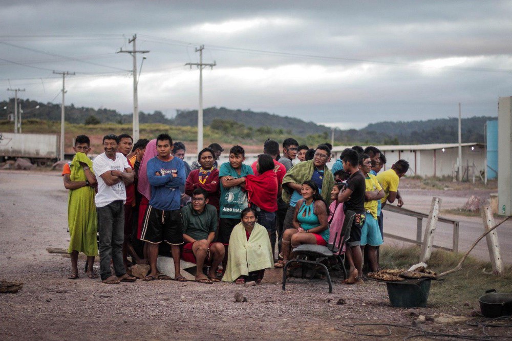 Índios Munduruku passam frio no canteiro da usina São Manoel (Foto: Caio Mota/FTP)