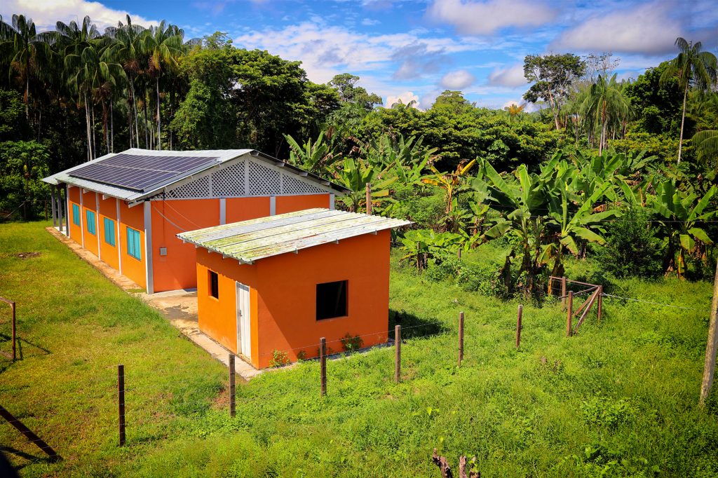 Na casa de polpas da Comunidade Boa Esperança, na RDS Amanã, o telhado é coberto por painéis solares (Foto: Vandré Fonseca/Amazônia Real).