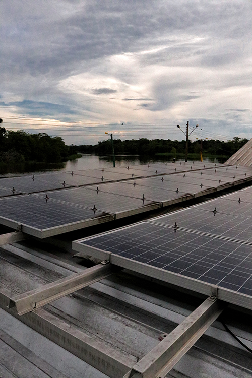 Painéis solares que alimentam as máquinas de gelo.(Vandré Fonseca/Amazônia Real)