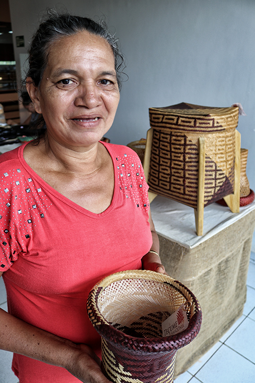 A artesã Maria Marly das Chagas Oliveira (Vandré Fonseca/Amazônia Real)
