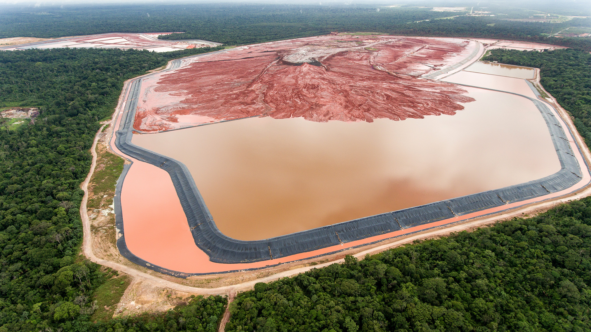 Águas barrentas em uma lagoa de decantação resíduos tóxicos de uma mina de  cobre decaindo em uma bacia de decantação