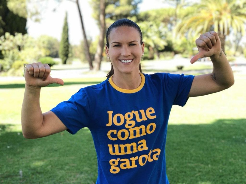 Jogue como uma garota.®, Camiseta da Peita