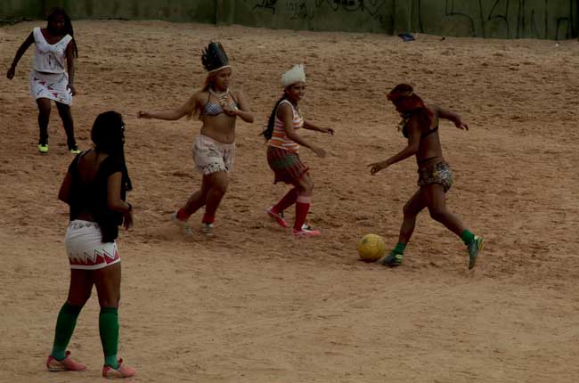 Mulheres da Índia disputam torneio de futebol e jogam de sari, Esportes