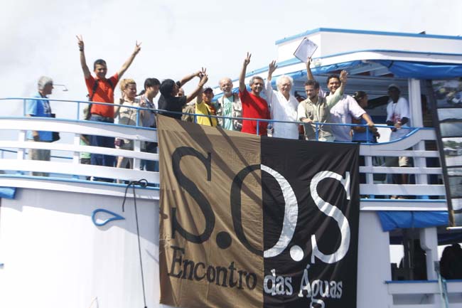 Movimento S.O.S Encontro das águas em protesto contra a obra do porto (FotoAmazonas: Alberto César Araújo) 