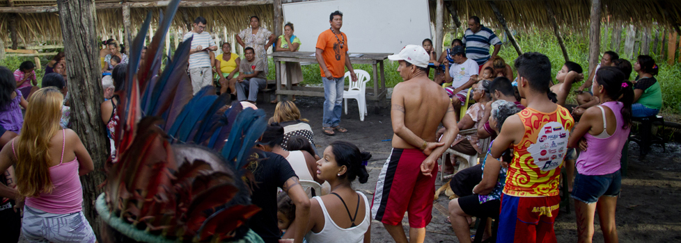 O cacique José Augusto Miranha (de camisa laranja) fala na maloca. (FotoAmazonas: Alberto César Araújo)