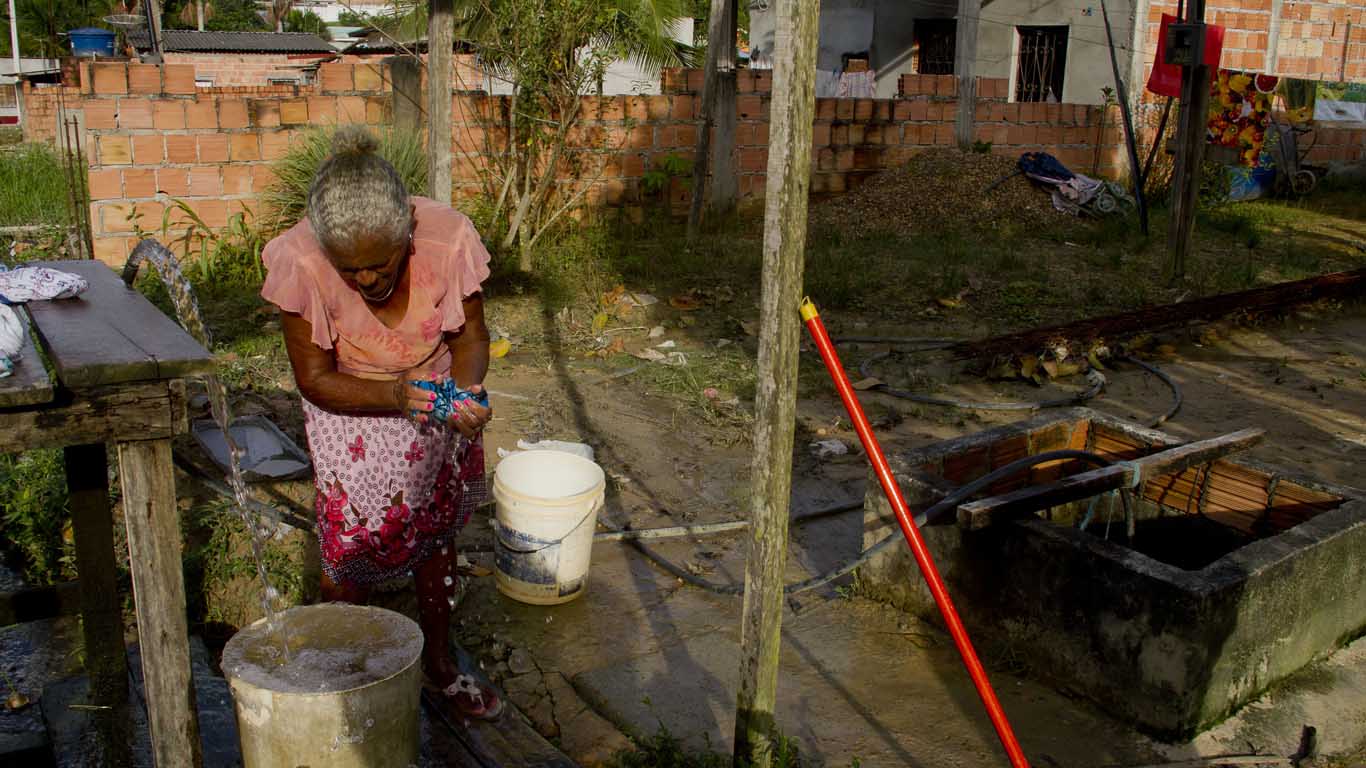 Na falta de água tratada, população de Manaus usa poços e cacimbas irregulares