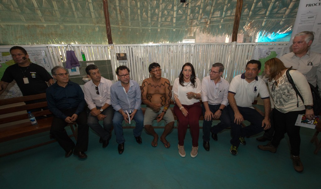 A governador de Roraima, Suely Campos (PP) durante reunião na aldeia (Foto: Mário Vilela/Funai)