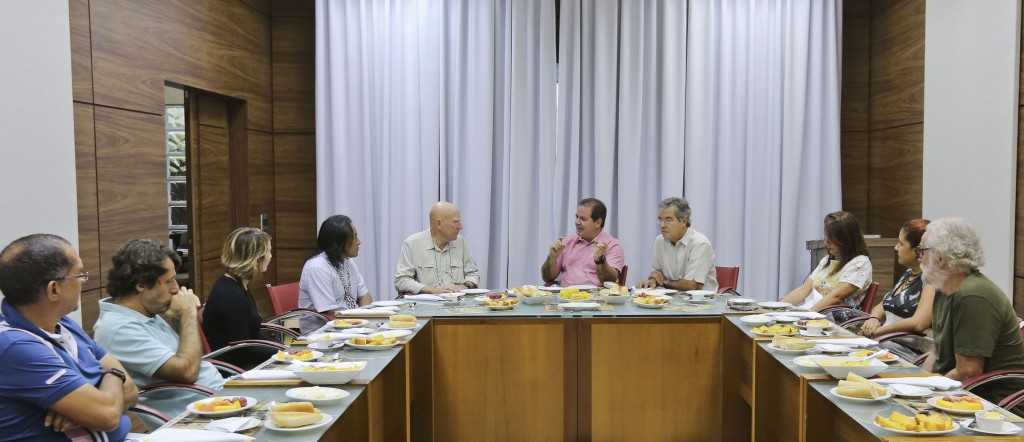 Sebastião Salgado foi recebido pelo governador Tião Viana.  José Meirelles estava presente no encontro. (Foto: Gleilson Miranda/Secom-AC)