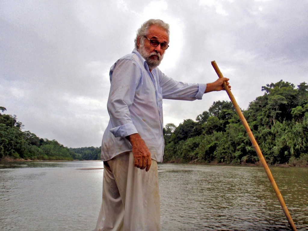 O sertanista José Meirelles no rio Envira, na fronteira do Acre com o Peru. (Foto: Arquivo pessoal)