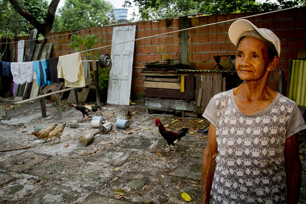 Dona Raimunda Kokama conta a história da comunidade (Foto: Alberto César Araújo/AmReal) 