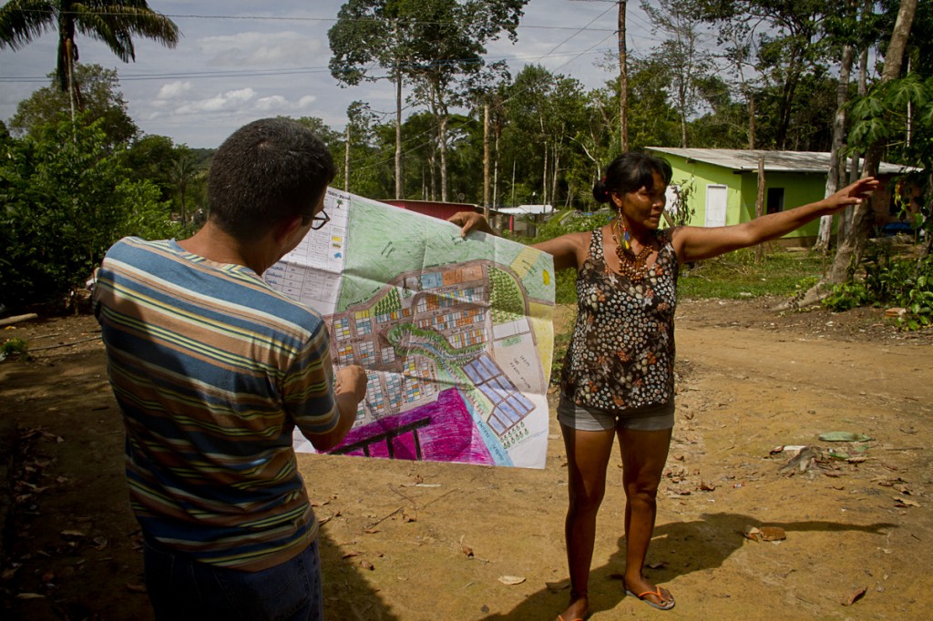 O pesquisador Glademir Santos, com Lutana Kokama, ajudou a comunidade a fazer o mapa (Foto: Alberto César Araújo/AmReal)