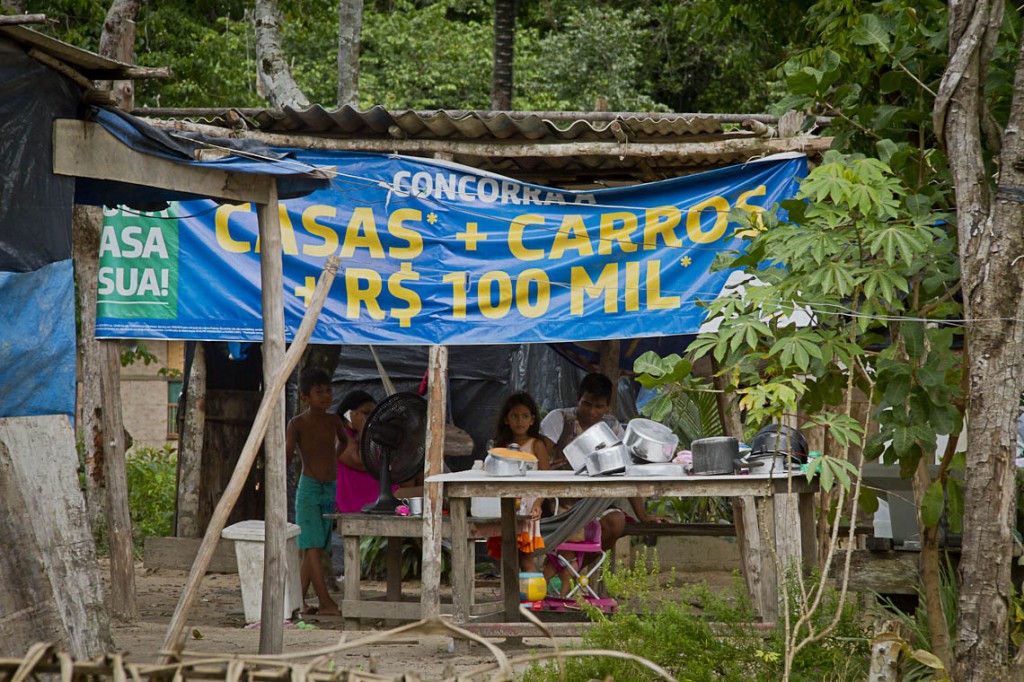 Índios usam restos de madeiras e faixas nos barracos (Foto: Alberto César Araújo/AmReal)
