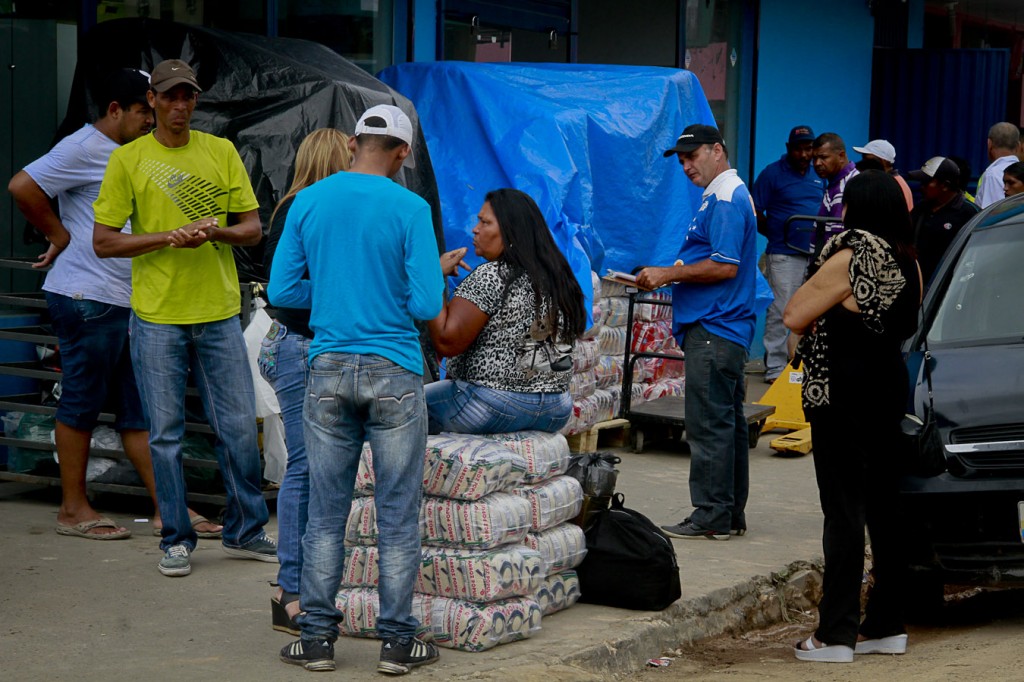 Venezuelanos compram comida em Pacaraima, em Roraima (Foto: Alberto César Araújo/Amazônia Real)