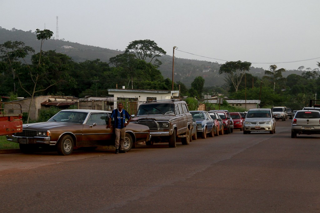 Em Santa Elena do Uairén, Venezuela, fila de carros no posto fechado (Foto Alberto Cesar Araujo/Amazônia Real)