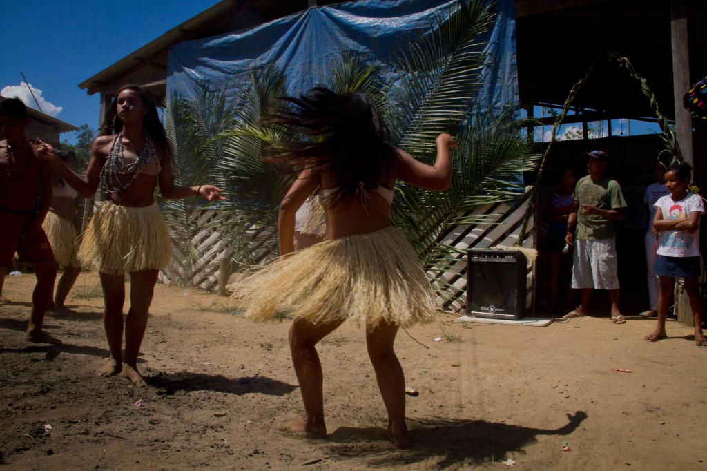 Índígenas dançam em cerimônia no Parque das Tribos (Foto: Alberto César Araújo/AmReal)