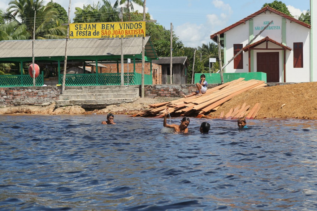 Crianças tomam banho e brincam no rio Andirá na aldeia Ponta Alegre.