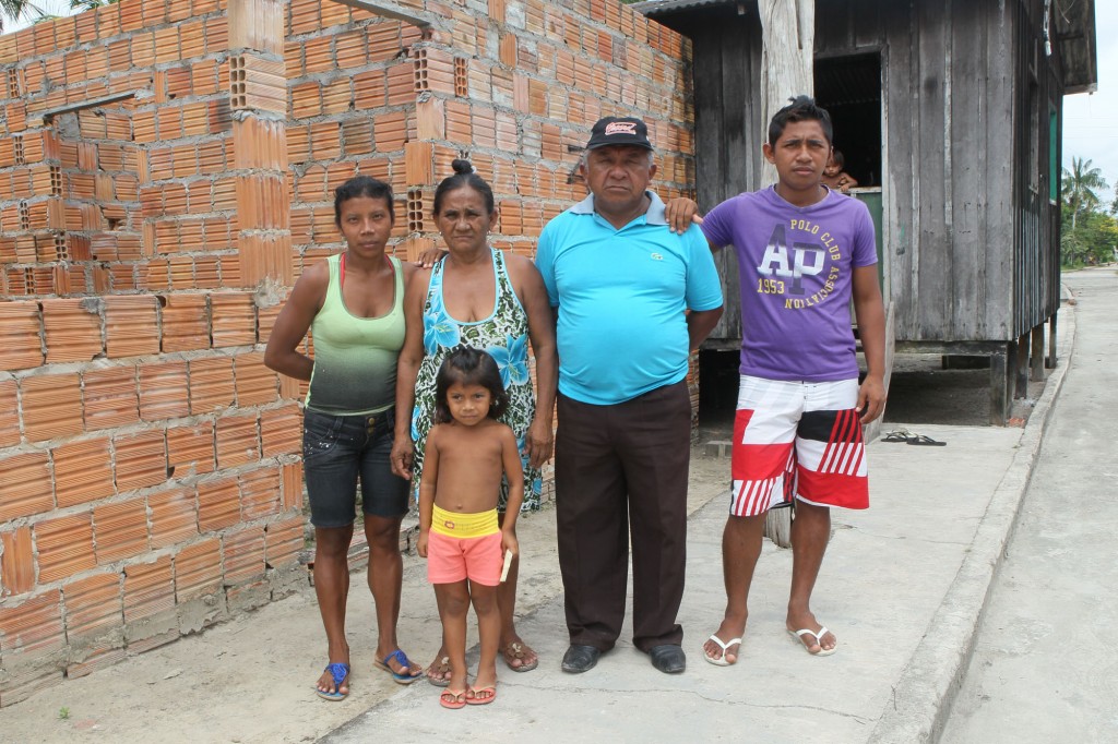 Tuxaua Amado Menezes Filho e sua família, na aldeia Ponta Alegre.