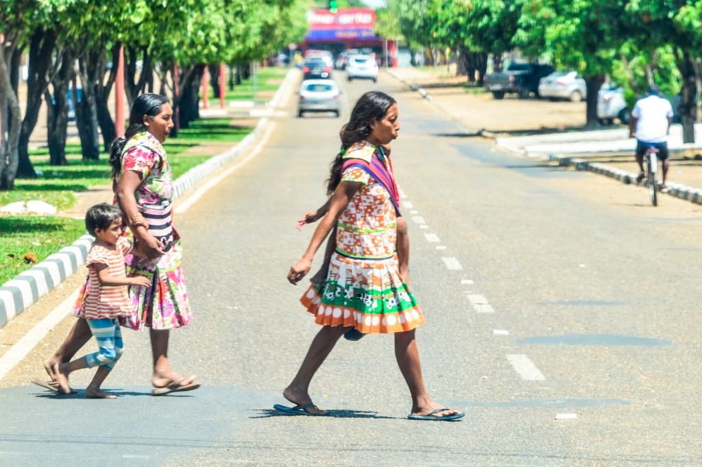 Com seus vestidos coloridos, as índias Warao andam pelas ruas de Boa Vista (Foto: Marcelo Mora/Amazônia Real)