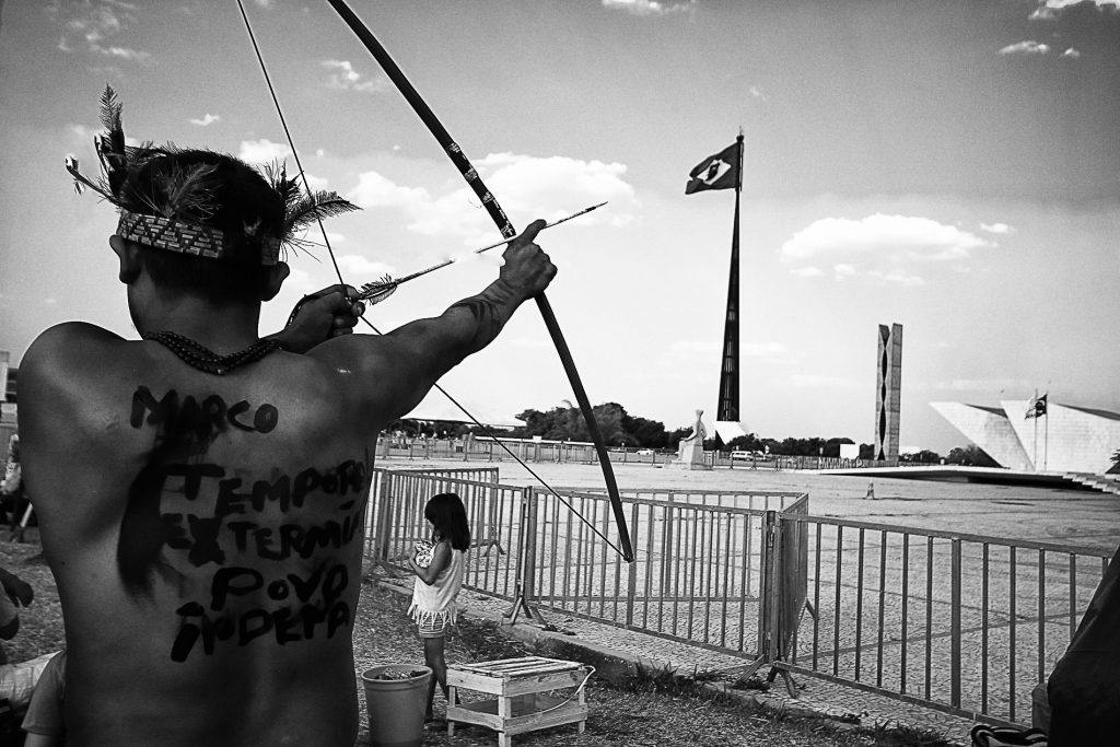 Índios Guarani e Kaiowá em vigília em frente ao Supremo Tribunal Federal em Brasília (Foto: Ana Mendes/Amazônia Real)