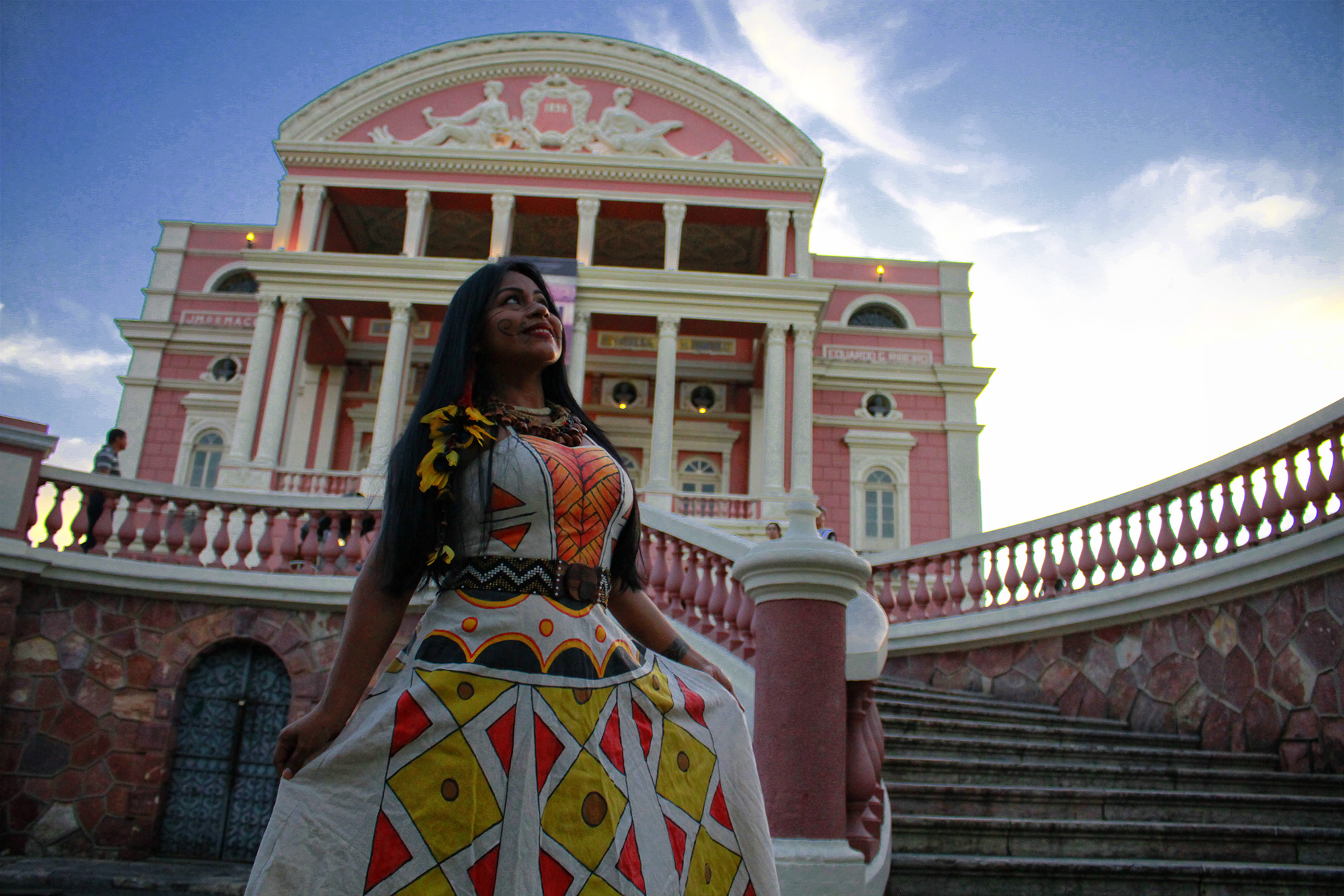 Cantora Djuena Tikuna lançará o primeiro CD e quer índios na plateia do Teatro Amazonas