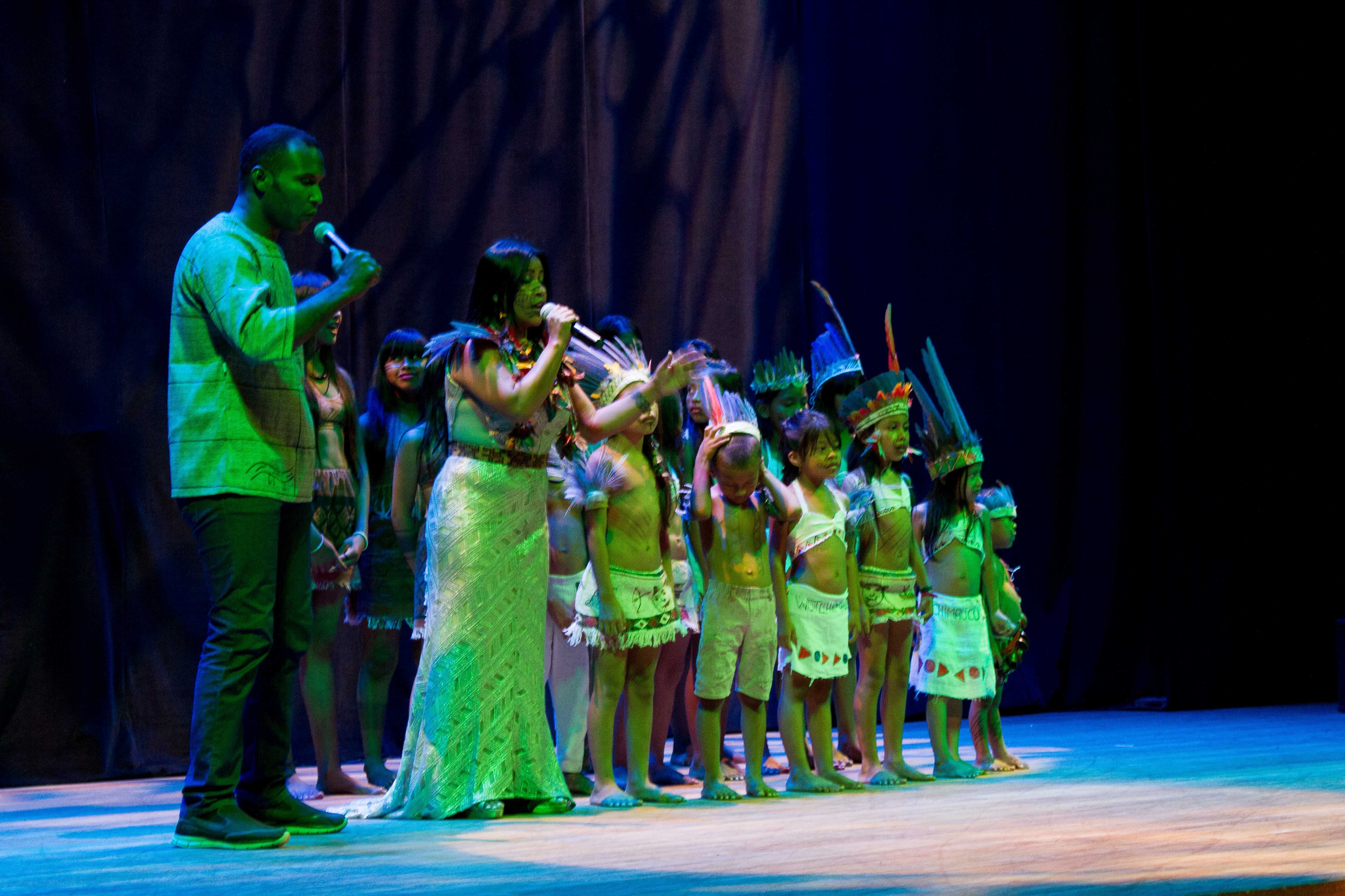 Djuena Tikuna emociona e faz história no palco do Teatro Amazonas