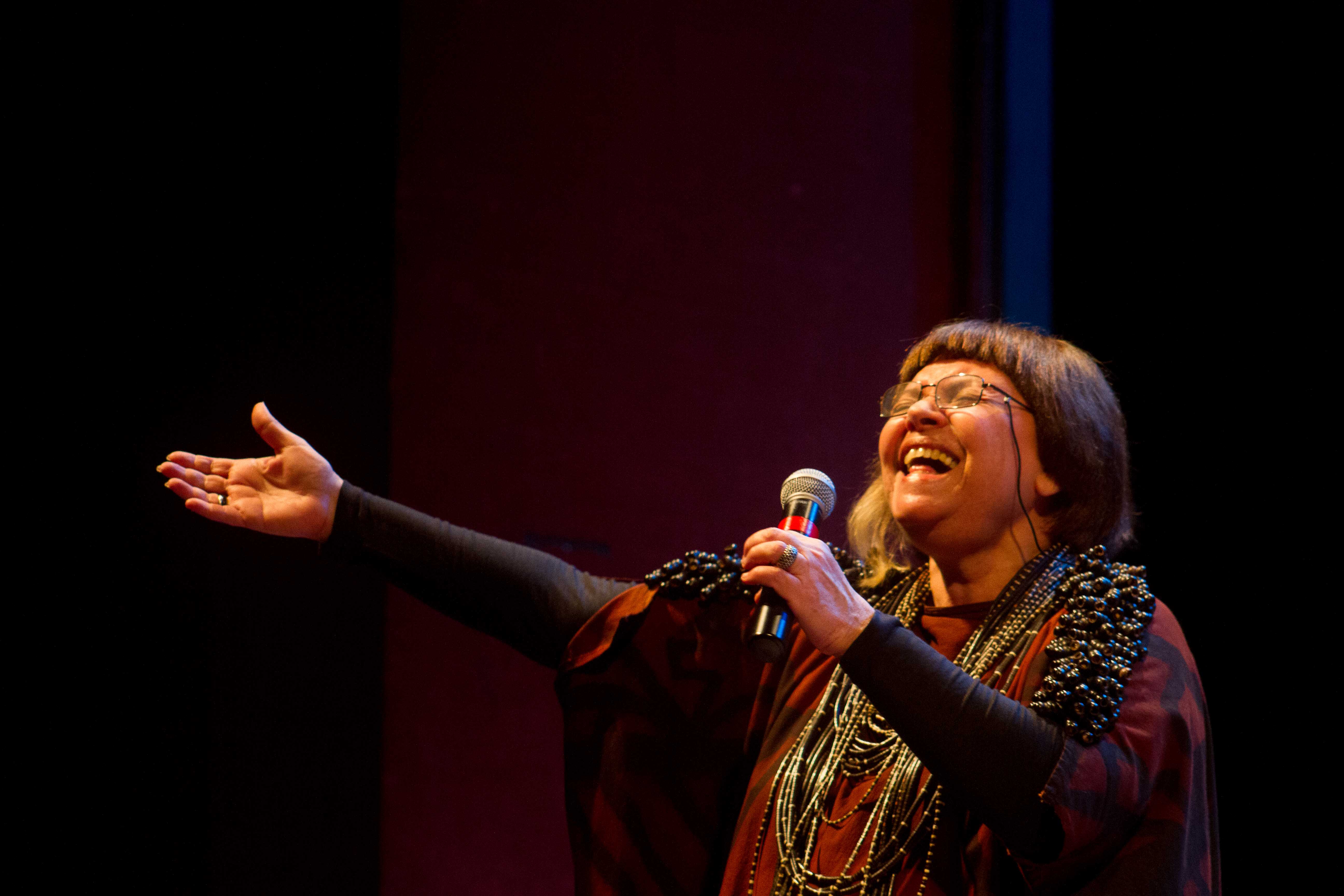 Há 38 anos Marlui Miranda foi vaiada por cantar música indígena no Teatro Amazonas