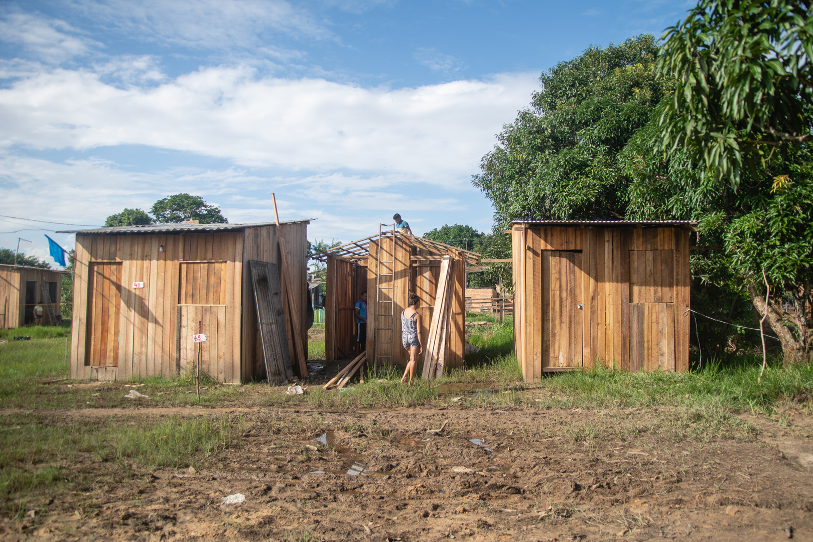 Fam lias Trabalham Constantemente Na Constru o De Suas Casas E 
