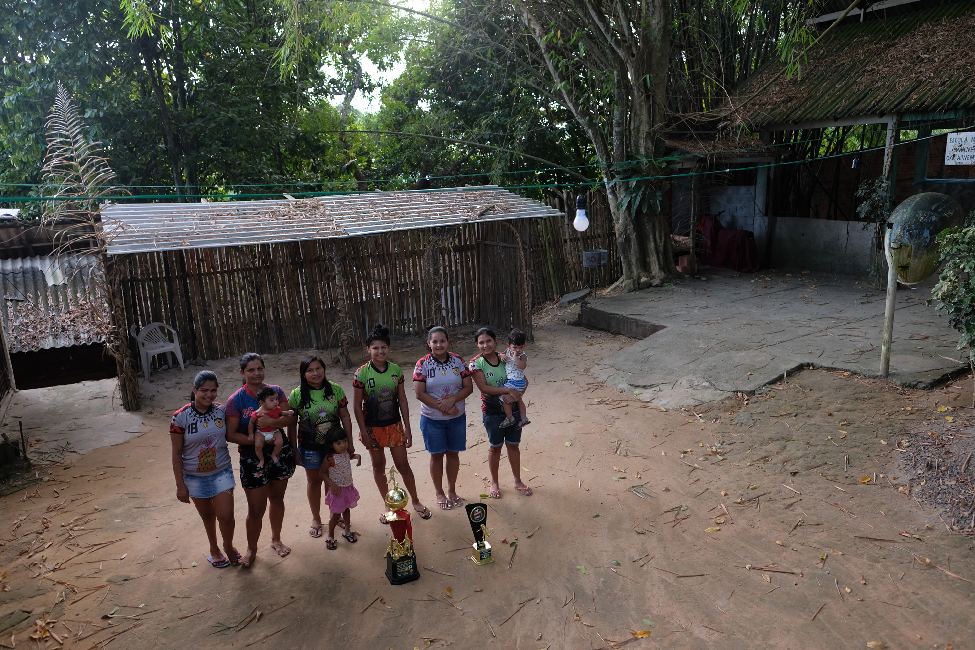 Mulher joga futebol: a superação das indígenas do time Hiwy - Amazônia Real