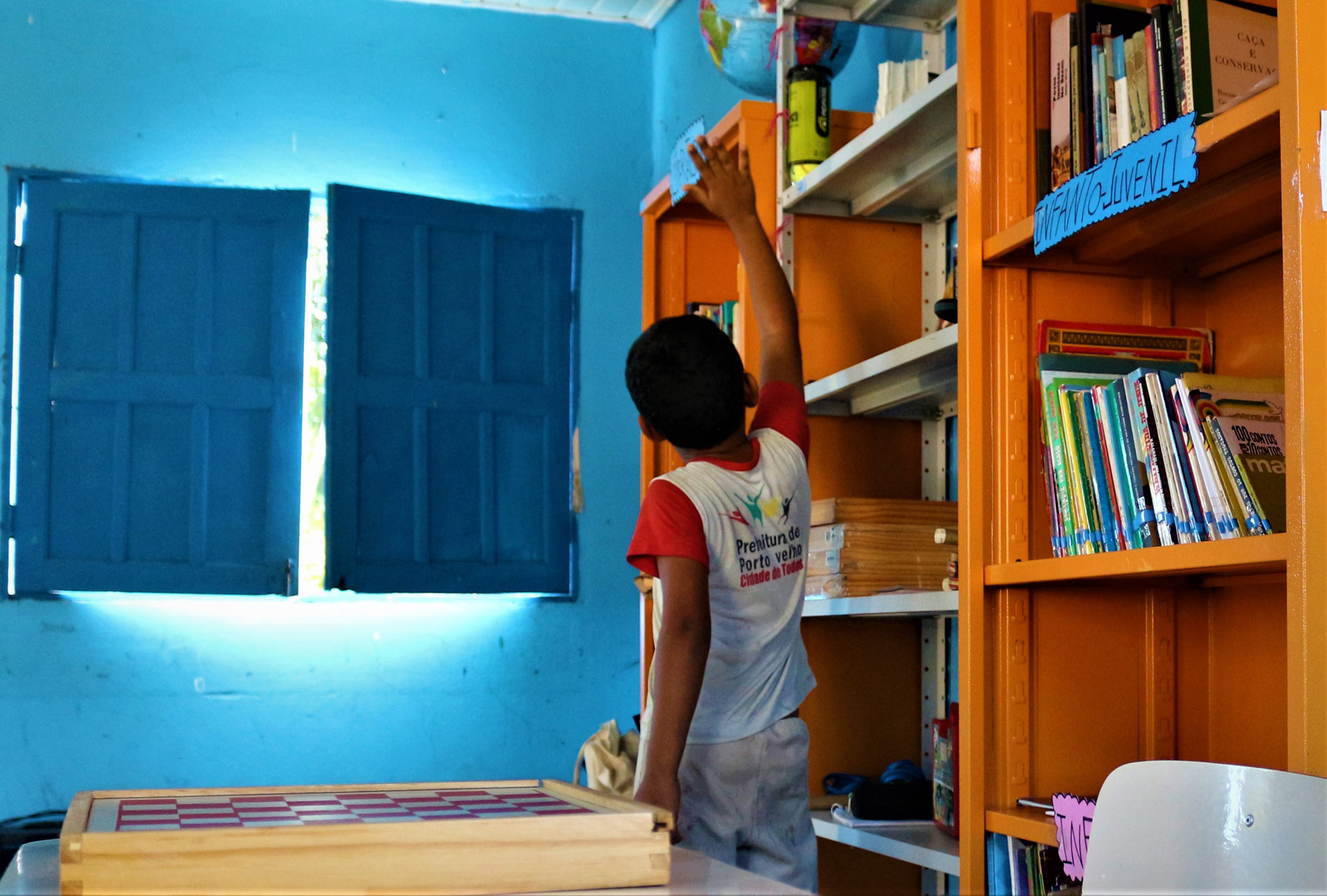 Sem aulas há nove meses, crianças vão à biblioteca por conta própria, em Rondônia