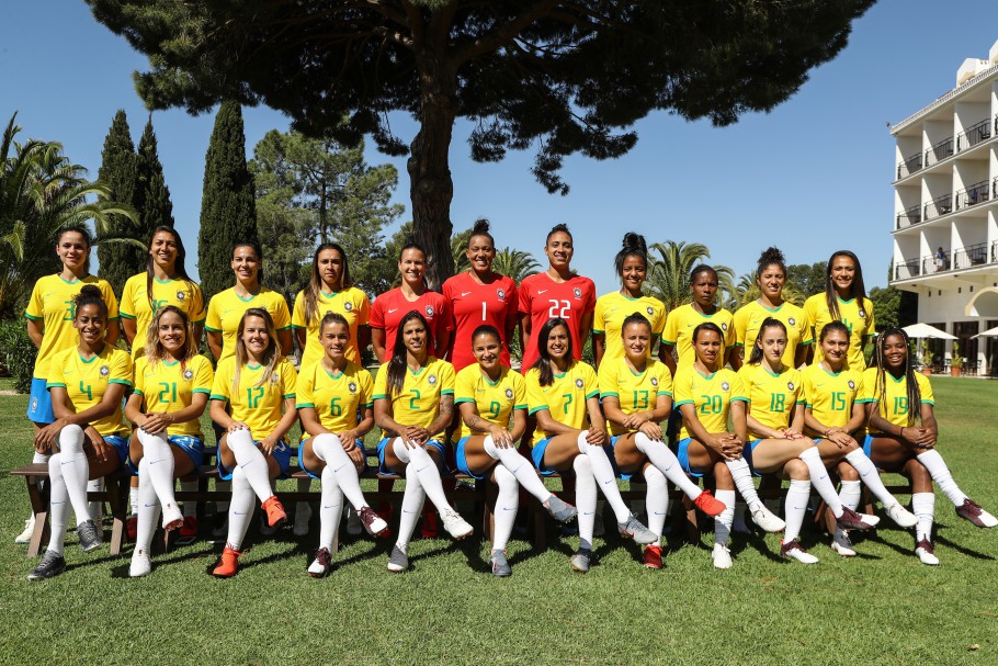 Mulheres se juntam para torcer pela Seleção Brasileira Feminina, em Manaus