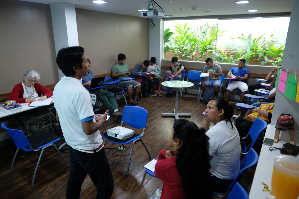 O antropólogo João Paulo Barreto ministrando oficina para os jovens em Manaus (Foto: Alberto César Araújo/Amazônia Real)