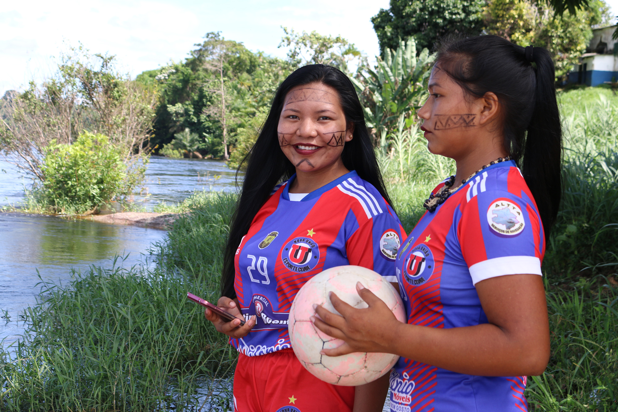 Mulher joga futebol: jogadoras de São Gabriel da Cachoeira querem um campo e escola