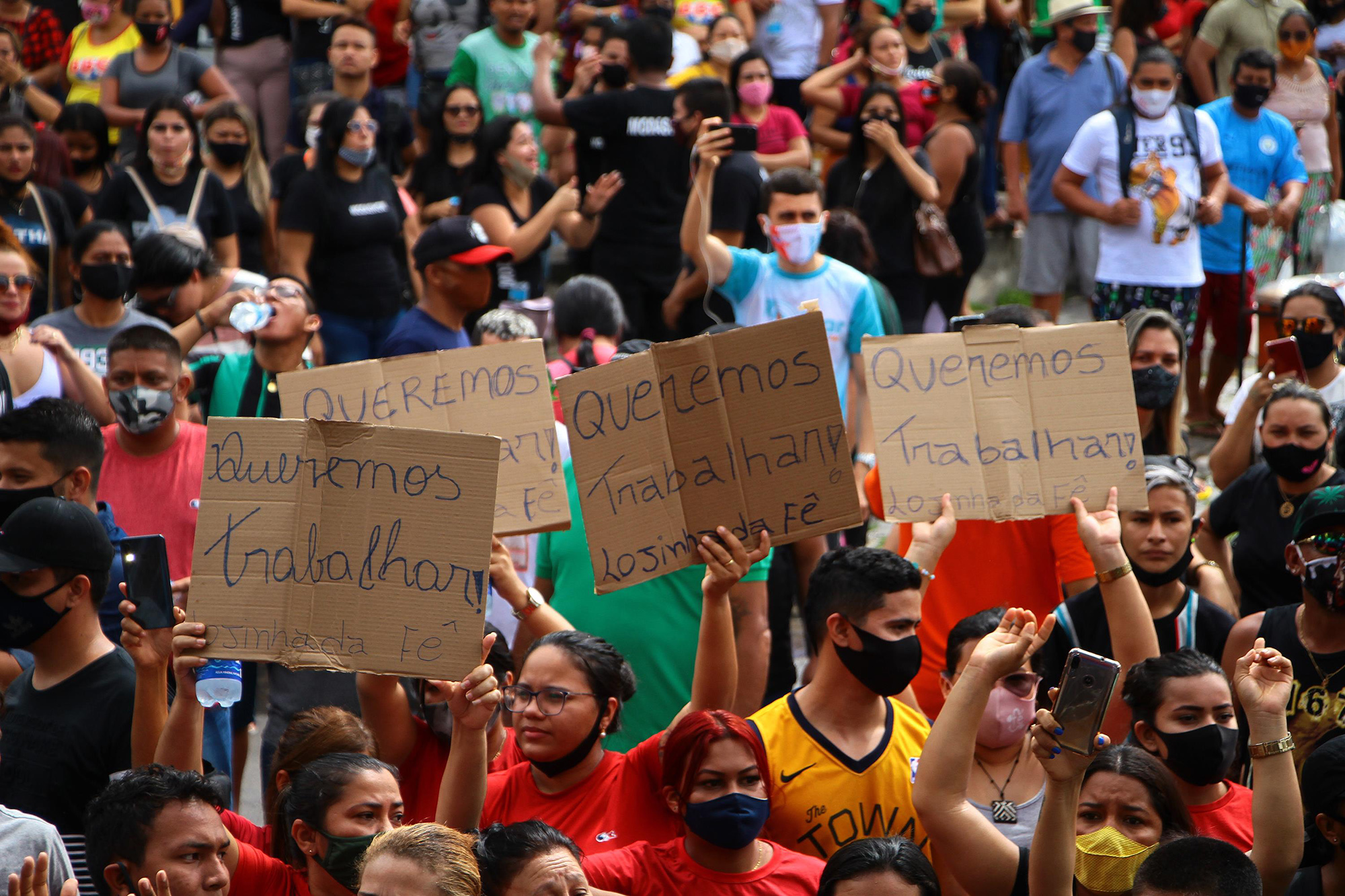 Pandemia: Comerciantes protestam contra decreto e gritam “Fora Wilson Lima”, em Manaus