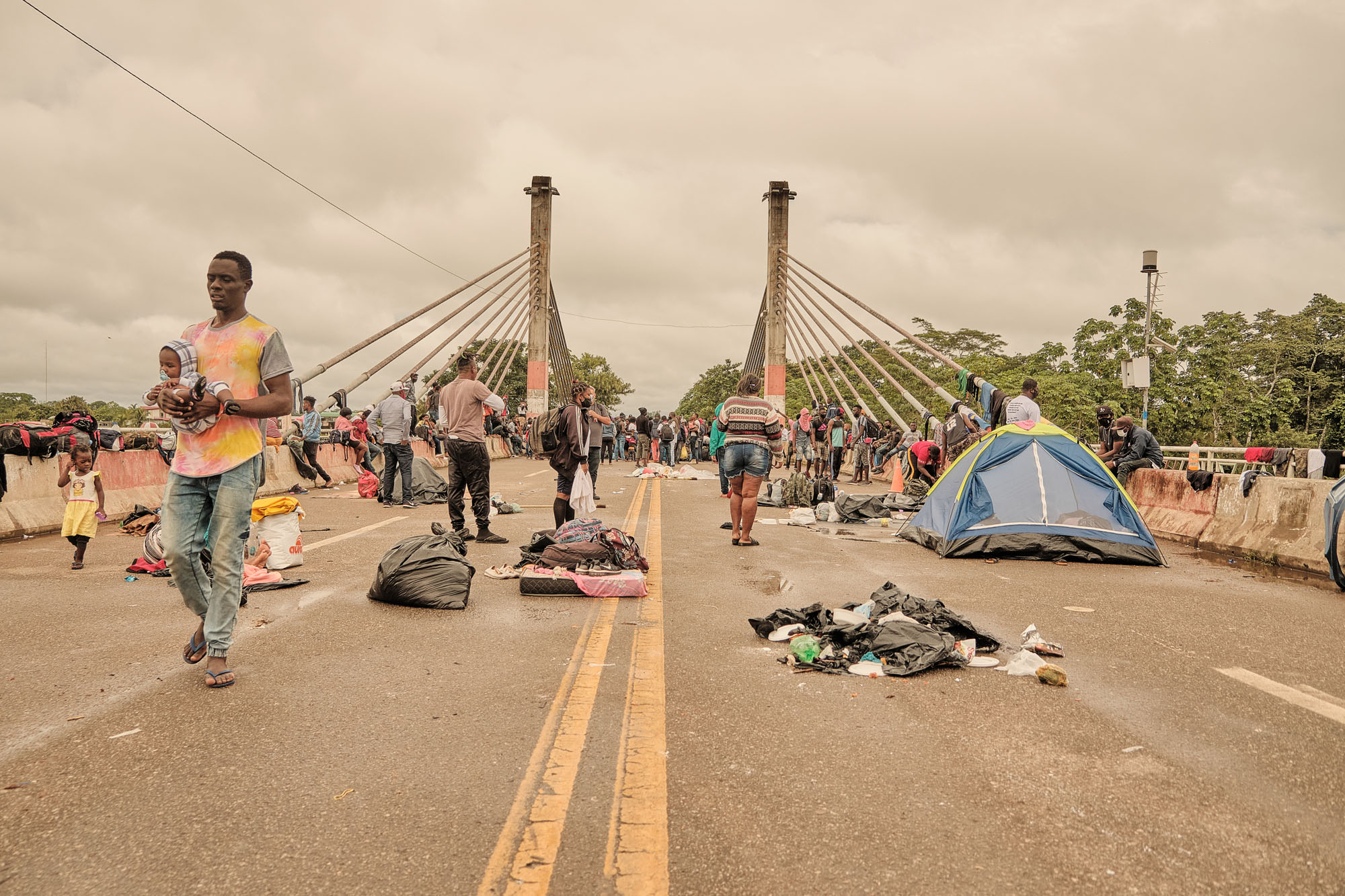 Imigrantes deixam ponte que liga Brasil e Peru