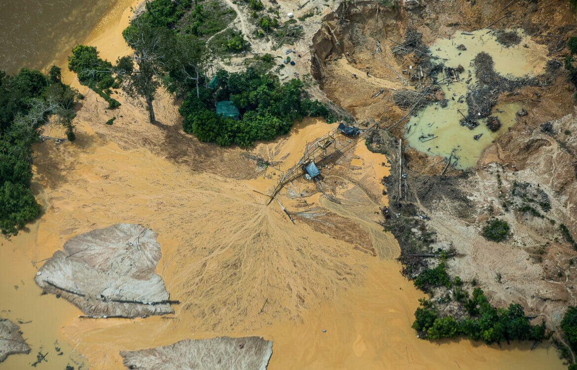 A legislação brasileira proíbe a exploração mineral em áreas indígenas, mas inquéritos da PF investigando apenas o garimpo nos Yanomami somam mais de 5 mil páginas (Foto: Bruno kelly/Amazônia Real)