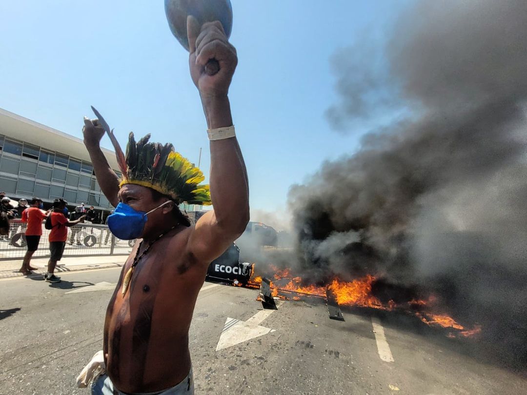 Indígenas levam caixão para o Palácio do Planalto