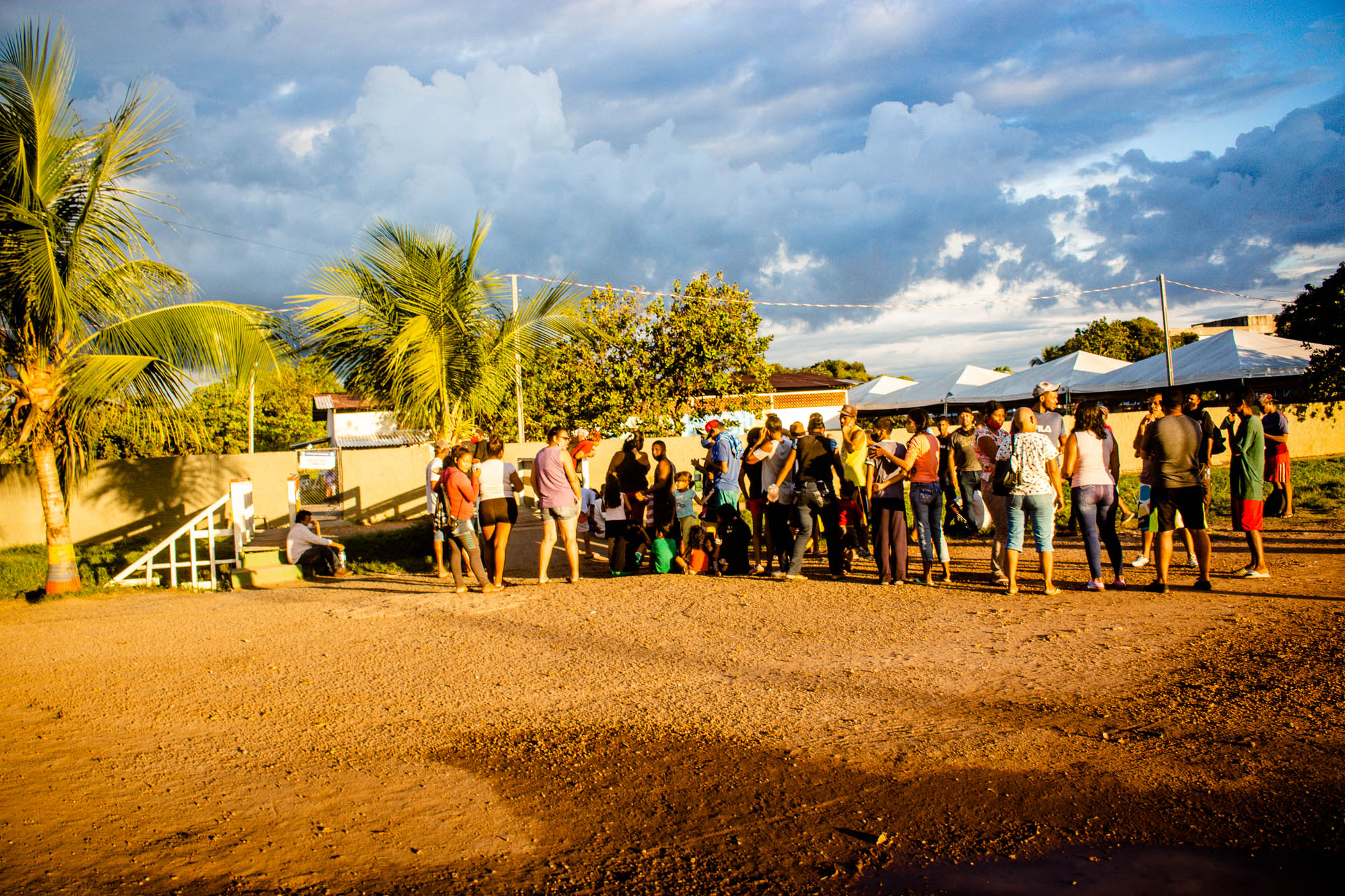 Imigrantes dormem na rua em Boa Vista por falta de abrigos