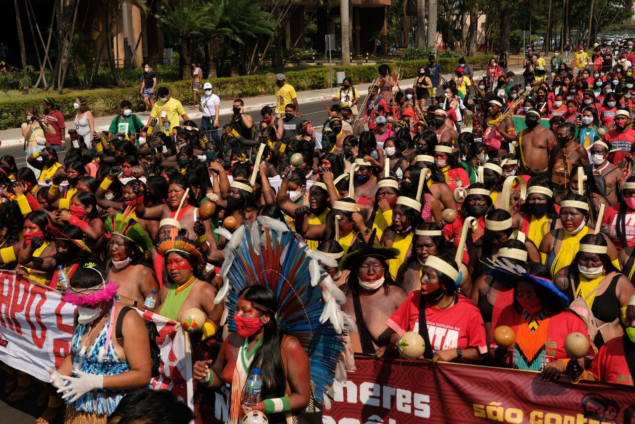 Mulheres marcham e tacam fogo em boneco de Bolsonaro