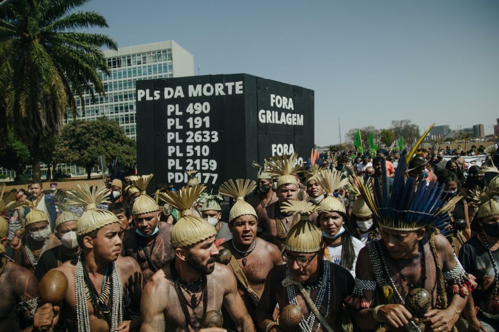 Indigenous People Organize a Funeral Procession in Brazil Indígenas Saem em Cortejo Fúnebre em Brasília