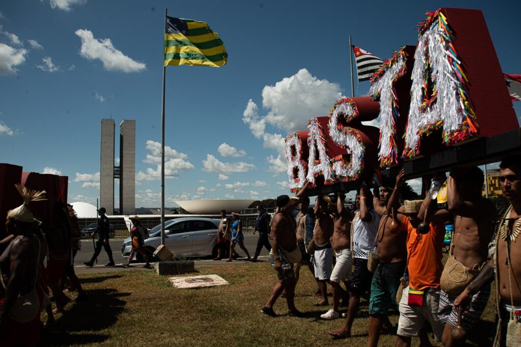 Ato de protesto indígena durante o Acampamento Terra Livre, em Brasília