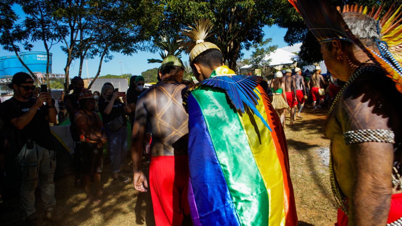 “Eu quero passar com meu cocar”, defendem indígenas LGBTQIA+