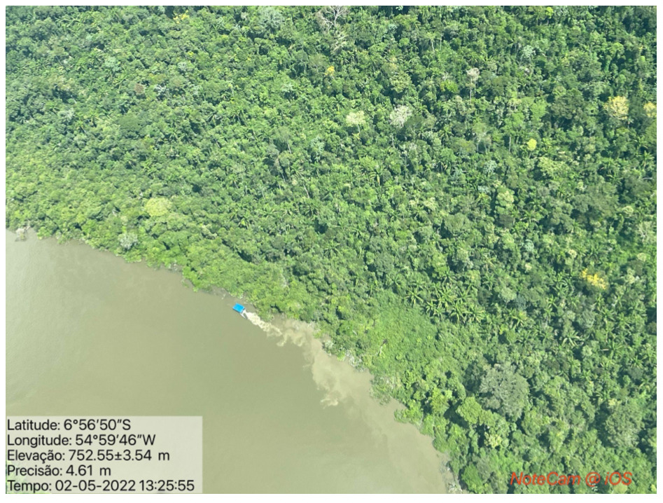 Vista aérea detecta a presença de balsas de garimpo ilegal no rio Curuá, na TI Baú