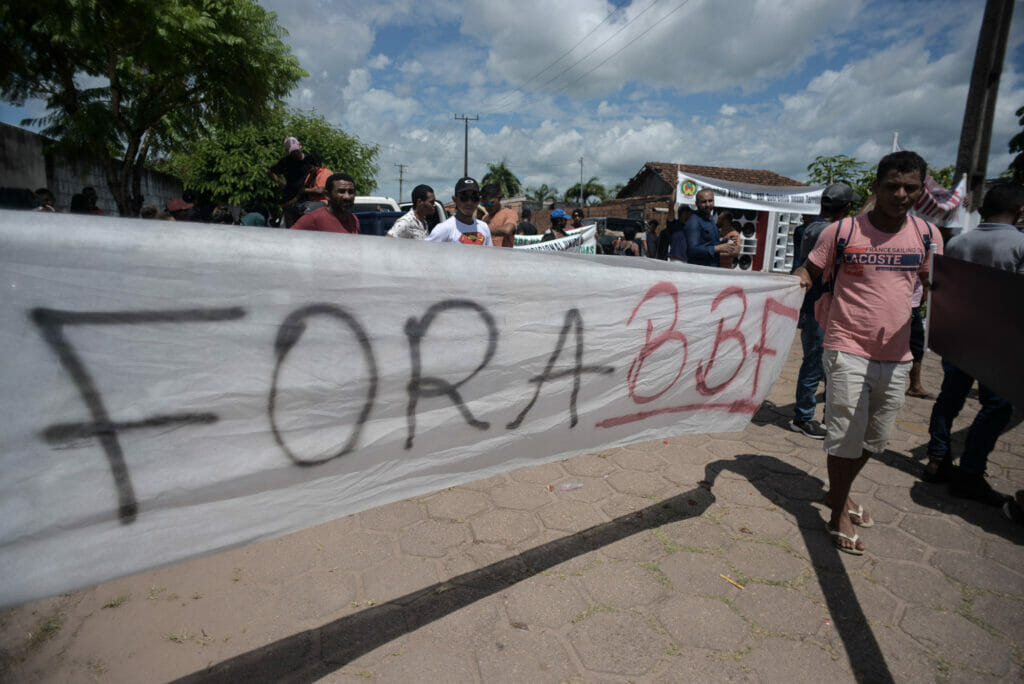 Manifestação das comunidades indígenas e quilombolas contra a BBF, em frente ao forum de Tomé Açu (Foto: Karina Iliescu/Global Witness)