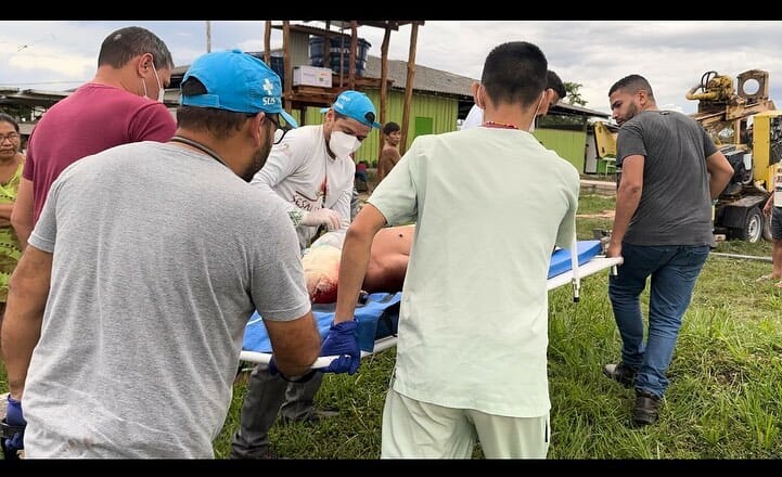 A escalada da violência já fez 13 mortes na Terra Indígena Yanomami. Na imagem, o agente de saúde Ilson Xirixana é socorrido, mas não resiste horas depois