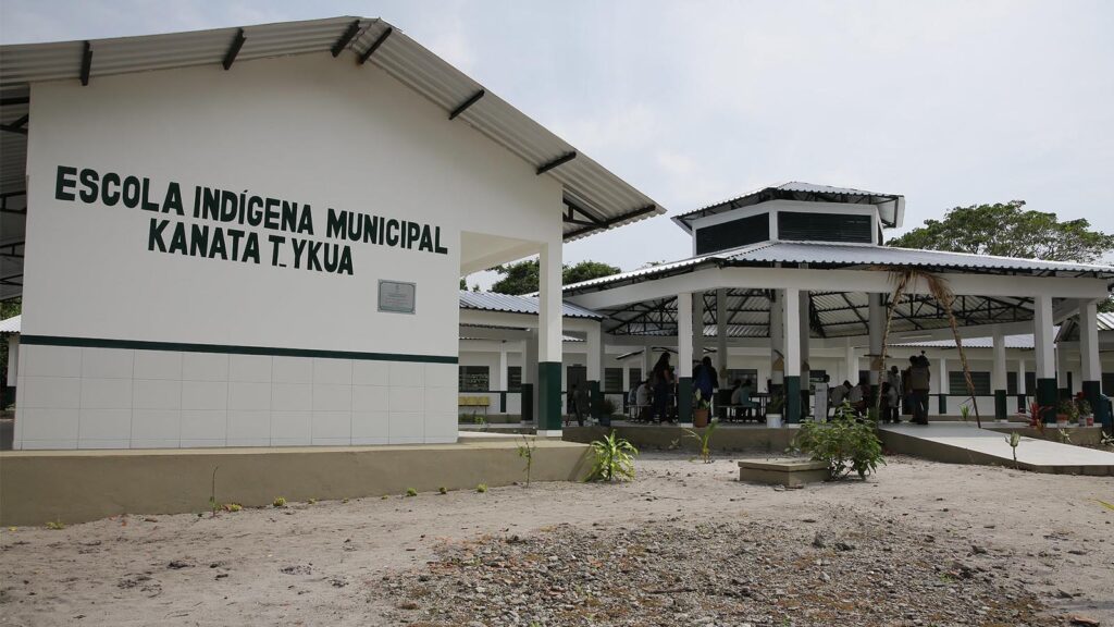 Fachada da Escola Kanata T-Ykua, na comunidade Três Unidos, em Manaus.