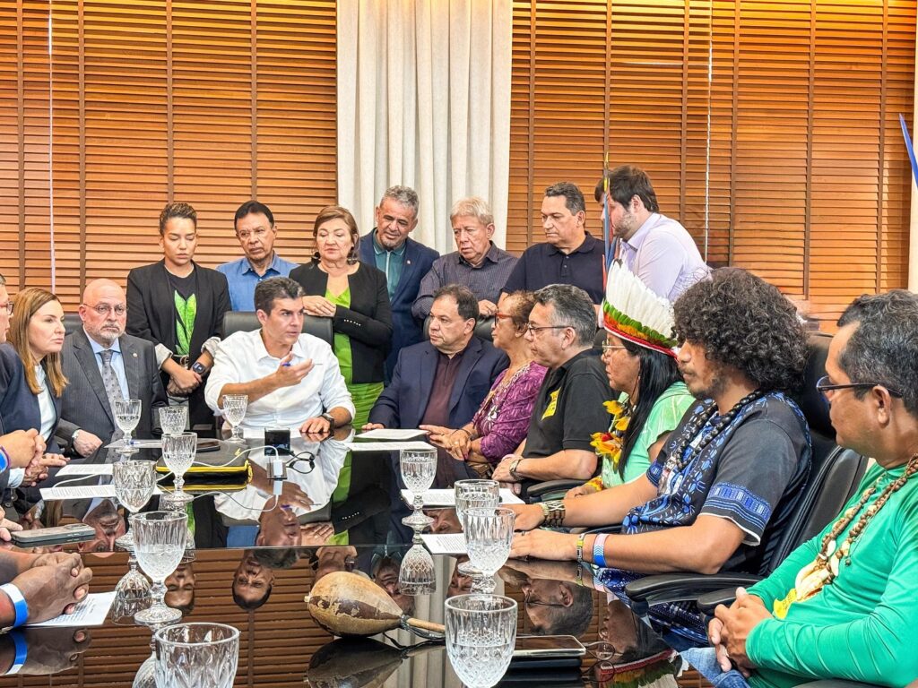 Helder Barbalho, governador do Pará, recua e assina termo de compromisso pela revogação da lei que ameaça educação indígena