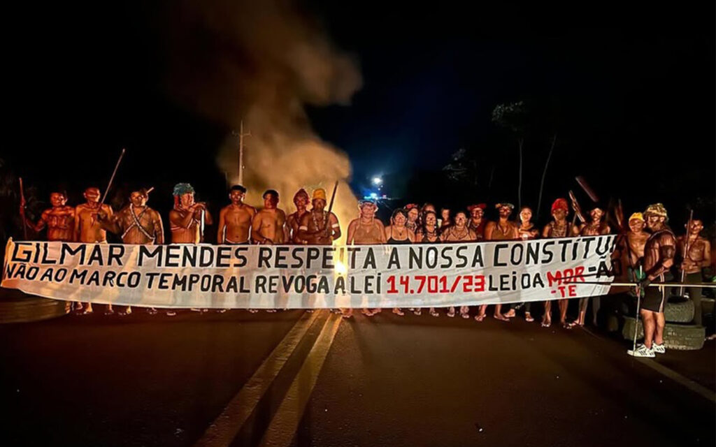 Na madrugada desta terça-feira (25), por volta das 3h, o povo Munduruku bloqueou a BR-163, no trecho sentido Itaituba (PA), em protesto contra a Lei 14.701, que oficializa o marco temporal e ameaça os direitos constitucionais dos povos indígenas (Fotos: @coletivoindigenakirimbawaita @ciki @coletivodajekapapeypi @coletivodauk @coletivowakoborun @thaigon_arapiun).