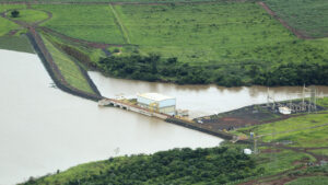 Barragem da Pequena Central Hidrelétrica Retiro (PCH Retiro) no rio Sapucaí na divisa entre Guará (SP) e São Joaquim da Barra (SP). Mata ciliar, plantações e estradas rurais (Foto: Raylton Alves Batista/ ANA)