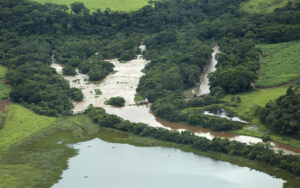 Barragem da Pequena Central Hidrelétrica São Joaquim (PCH São Joaquim) no rio Sapucaí na divisa entre Guará (SP) e Nuporanga (SP). Mata ciliar, área alagada e plantações (Foto: Raylton Alves Batista/ ANA).